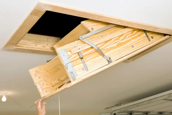 Eingebaute Holztreppe zum Dachboden