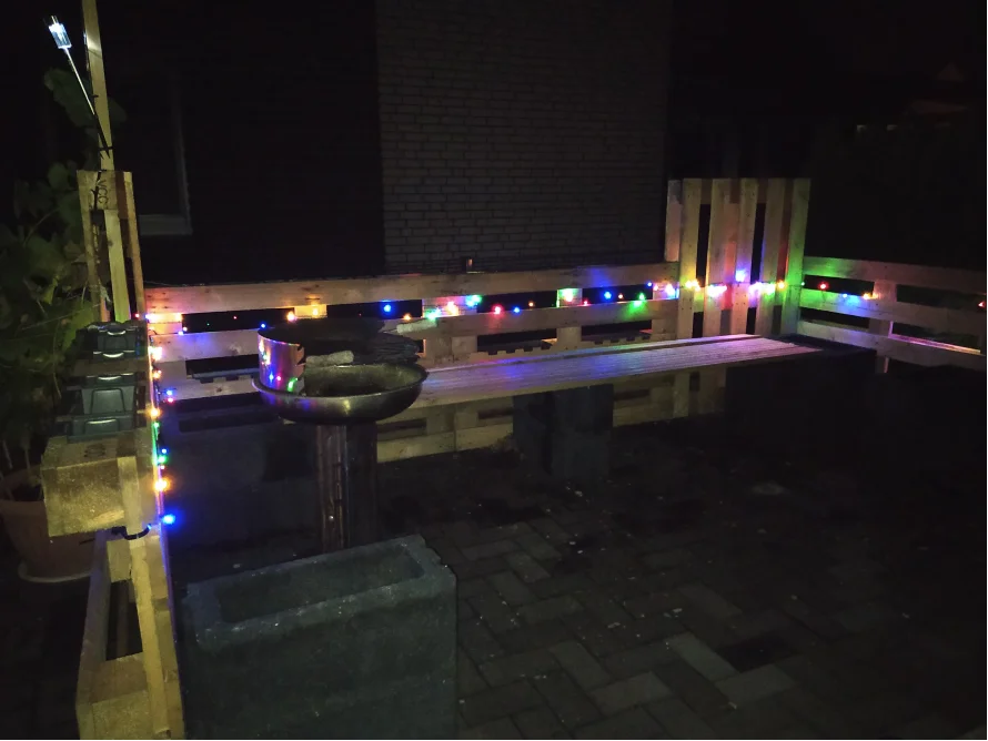 Sitzecke aus Paletten mit Lichterkette