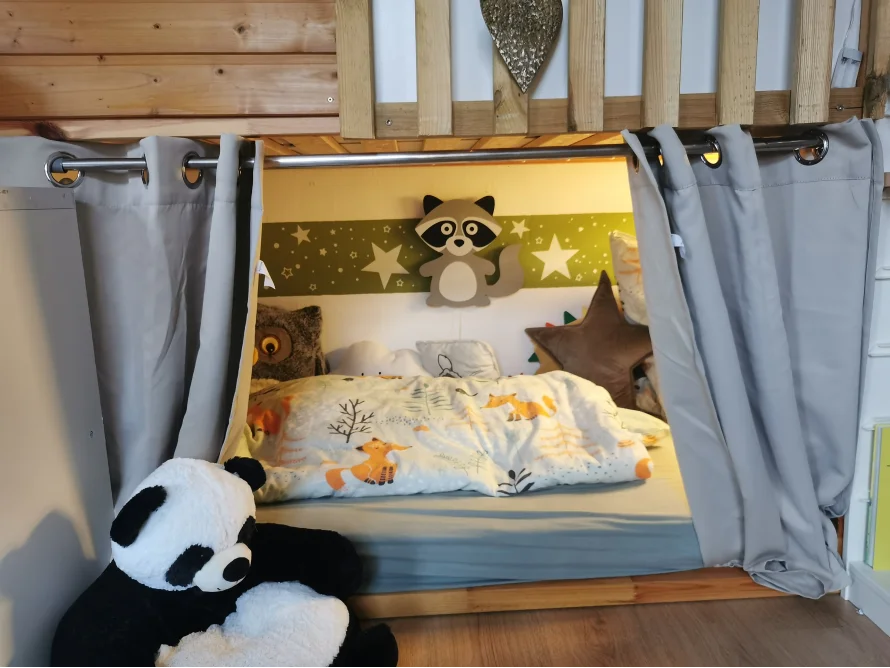 Gemütliches Kinderbett mit Waldtieren-Deko
