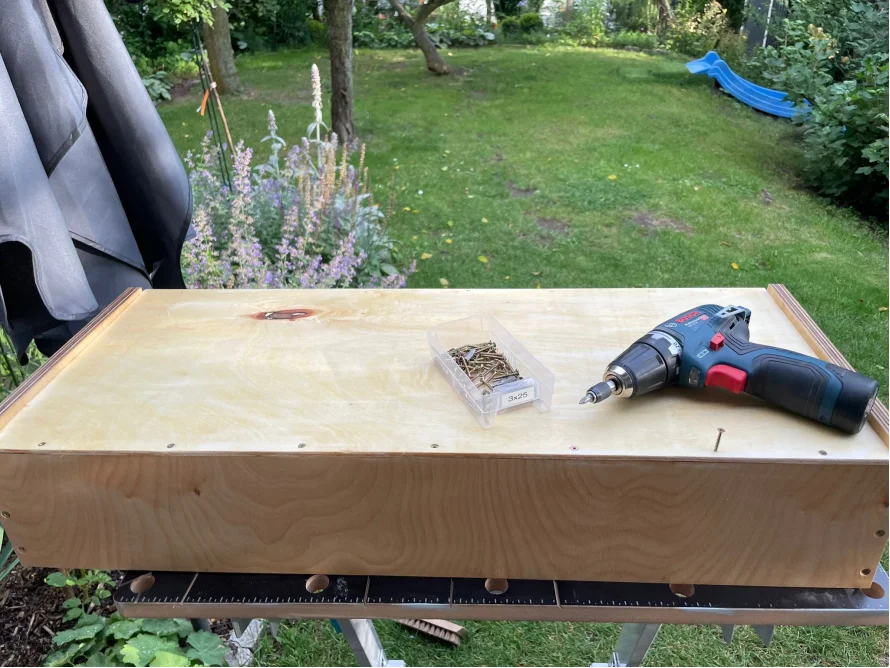 Holzrahmen mit Akkuschrauber und Schrauben