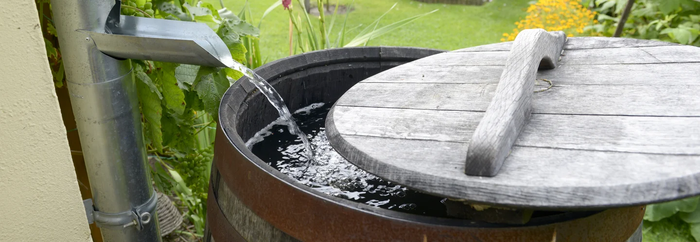 Wasser läuft in Regentonne