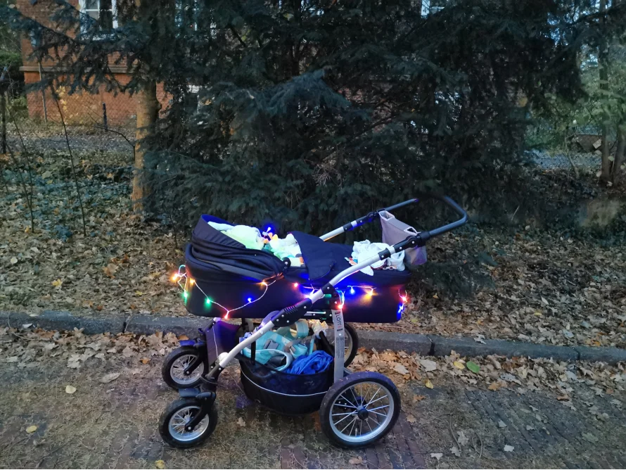 Kinderwagen mit Lichterkette
