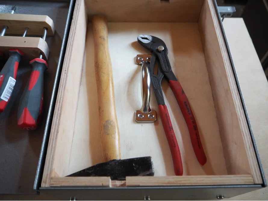 Werkzeugkasten mit Hammer und Zange