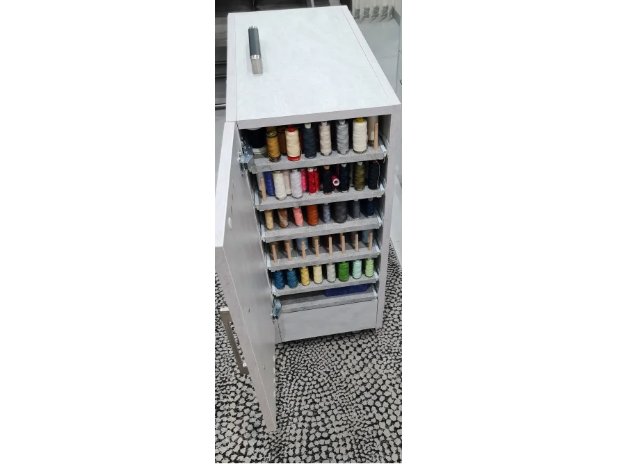 Offener Nähschrank mit Garnrollen