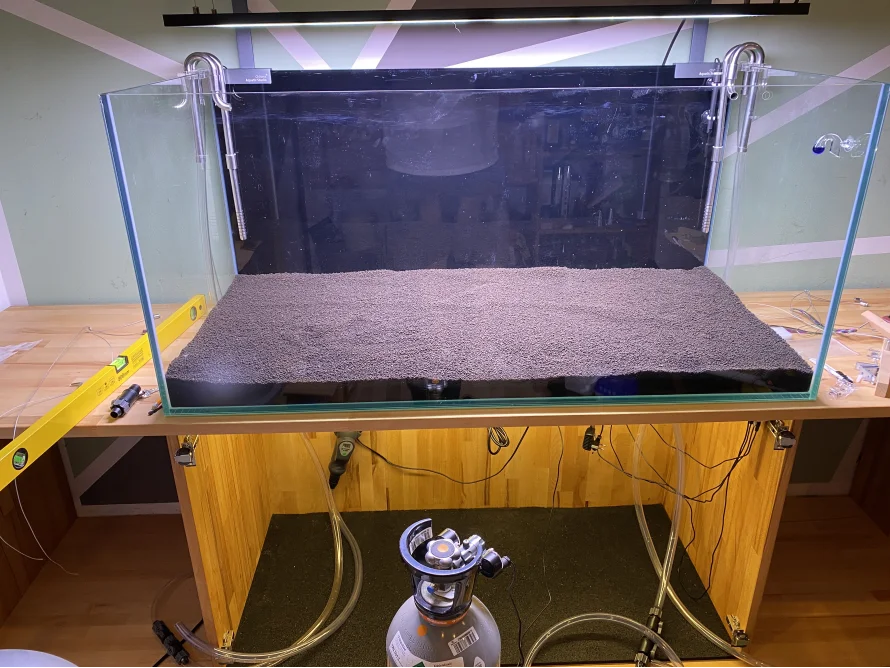 Leeres Aquarium mit Bodengrund