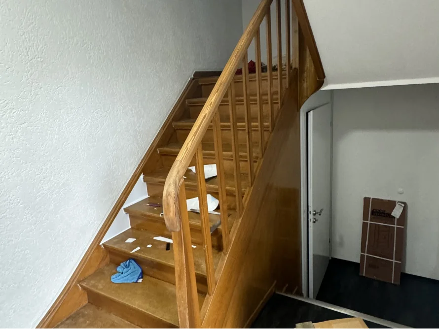 Hölzerne Treppe während Renovierungsarbeiten