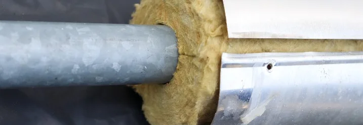 Ein mit Dämmmaterial isoliertes Rohr.