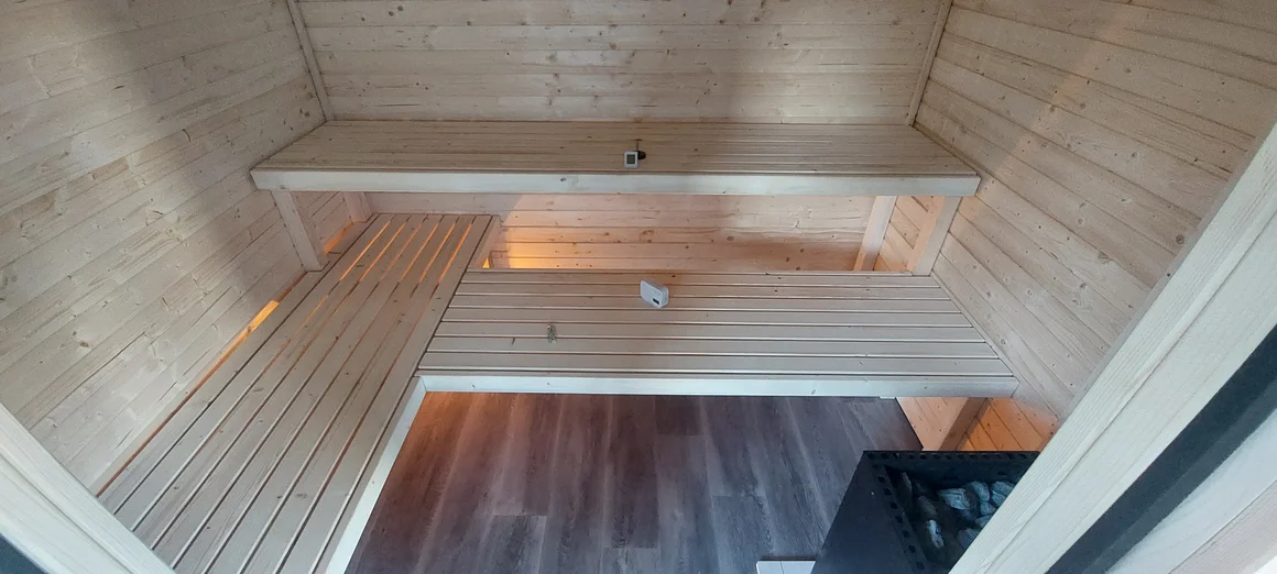 Innenausbau einer Sauna aus Holz von oben fotografiert.