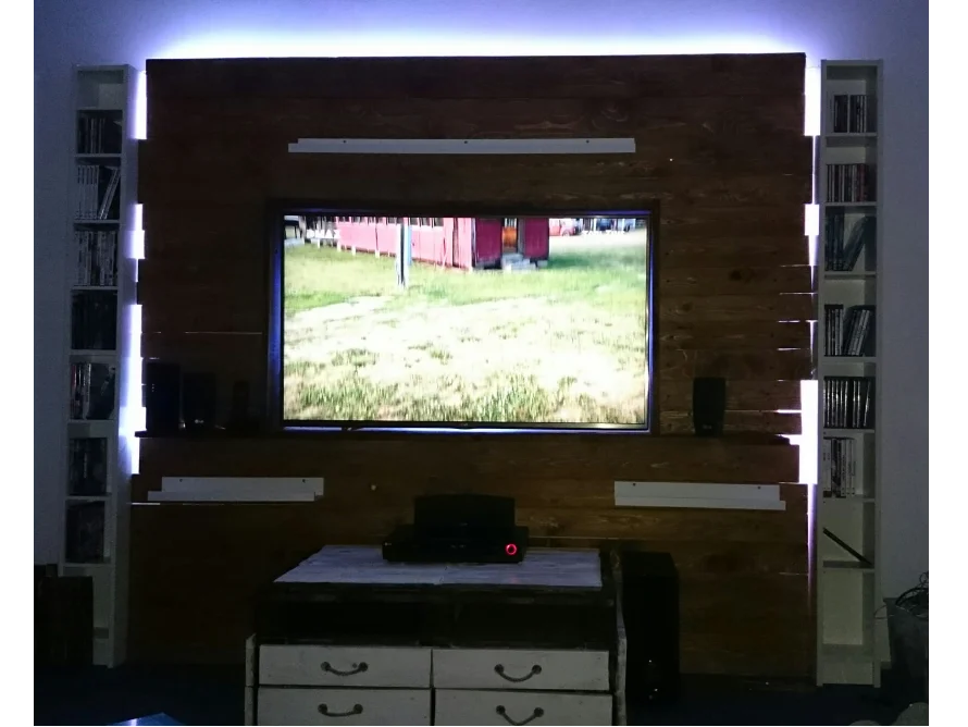 Heimkino mit Holzvertäfelung und Beleuchtung