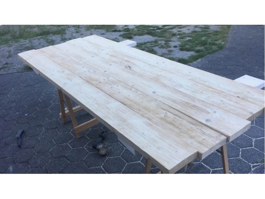 Helle Holzplatte auf zwei Böcken