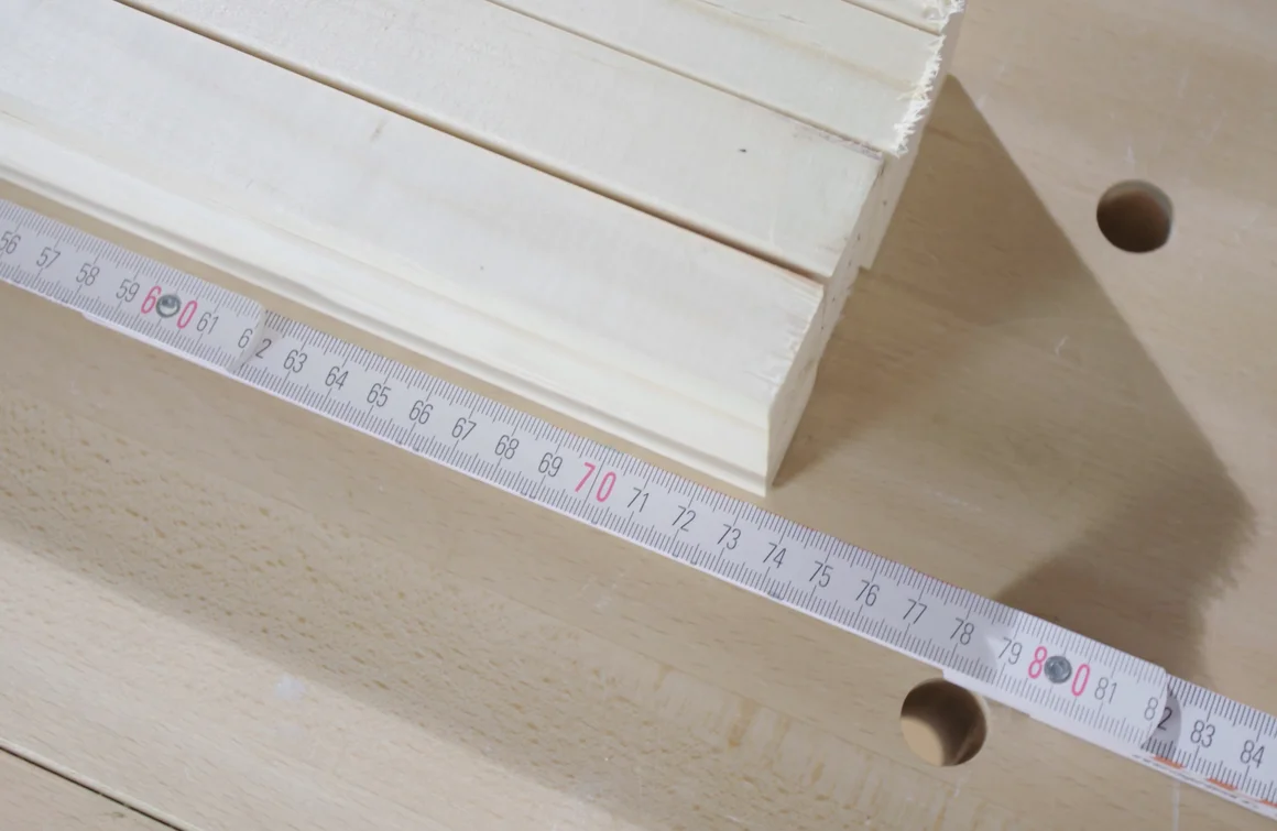Holzbalken und Zollstock auf einer Werkbank