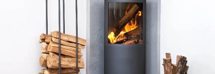 Moderner Kaminofen mit Brennholz