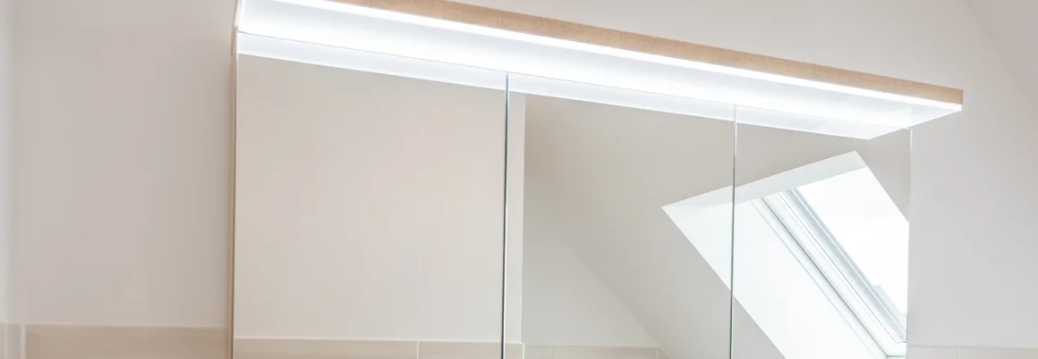 Beleuchteter Spiegelschrank im Badezimmer