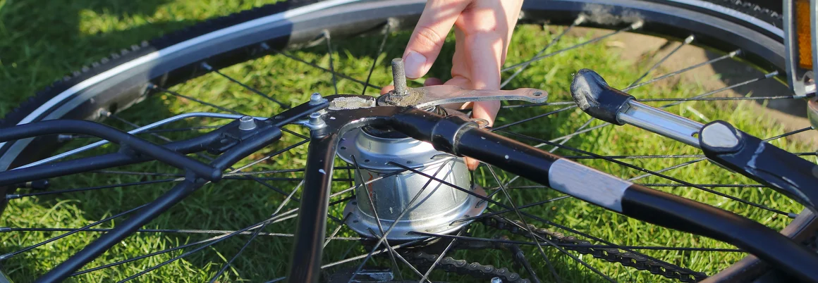 Person repariert Fahrradkette