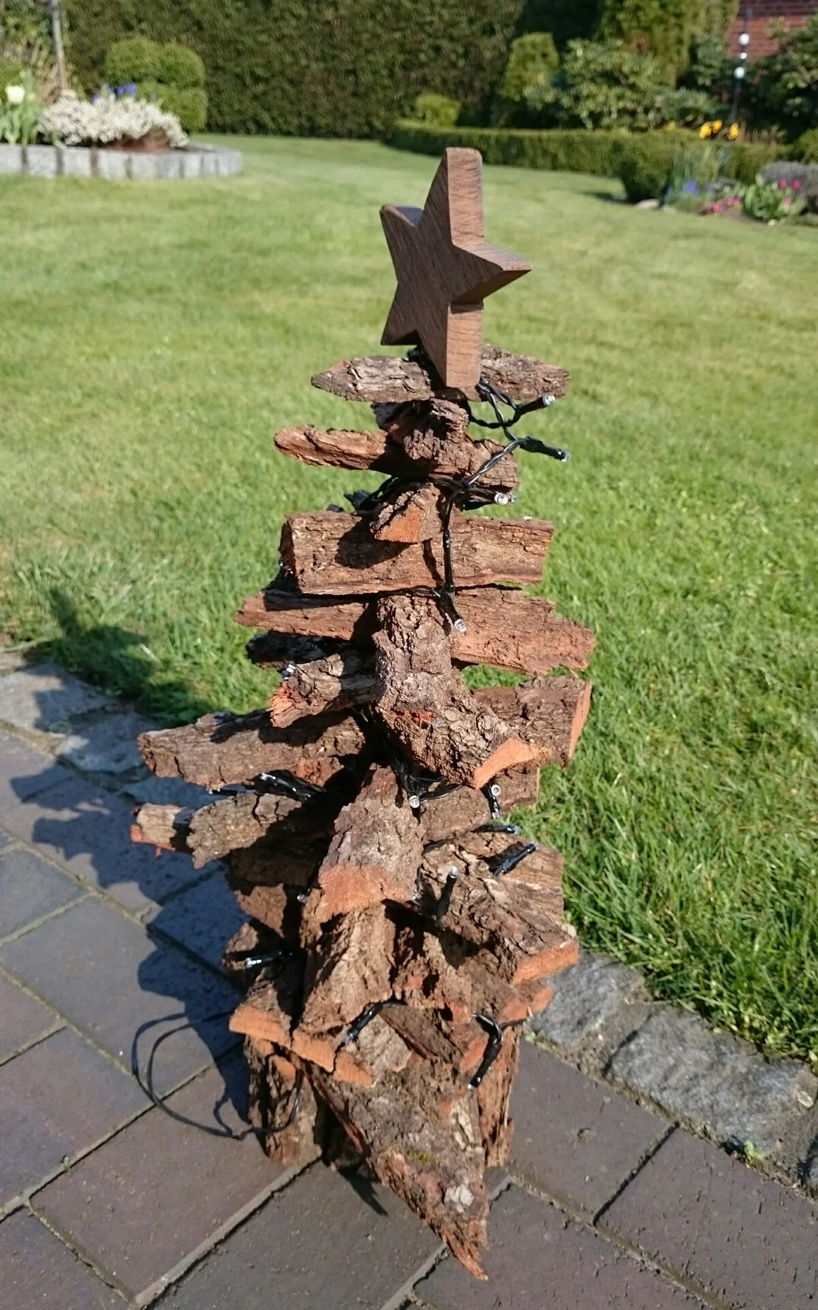 Weihnachtsbaum aus Baumrinde