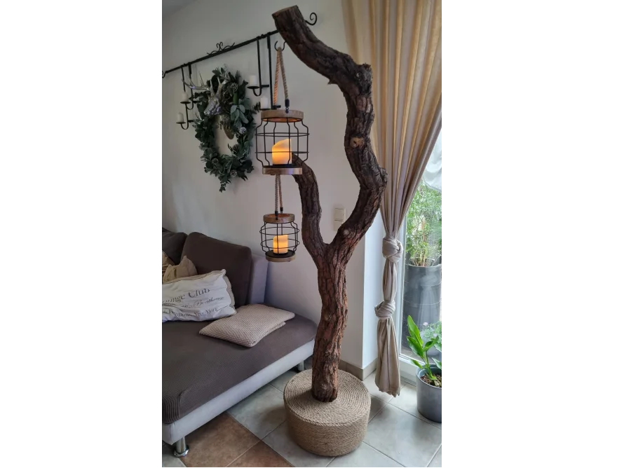 Stehlampe aus einem Ast mit zwei Laternen