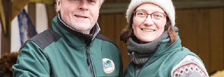 Zwei Personen in grünen Jacken