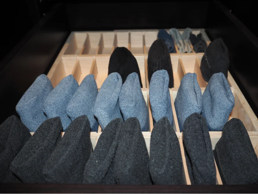 Ordentlich gefaltete Socken in einer Schublade