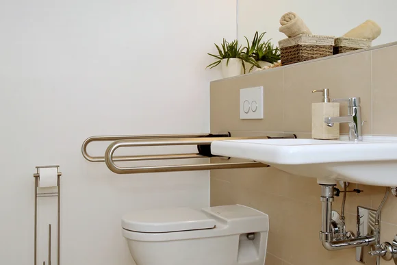 Barrierefreies Badezimmer mit Haltegriffen