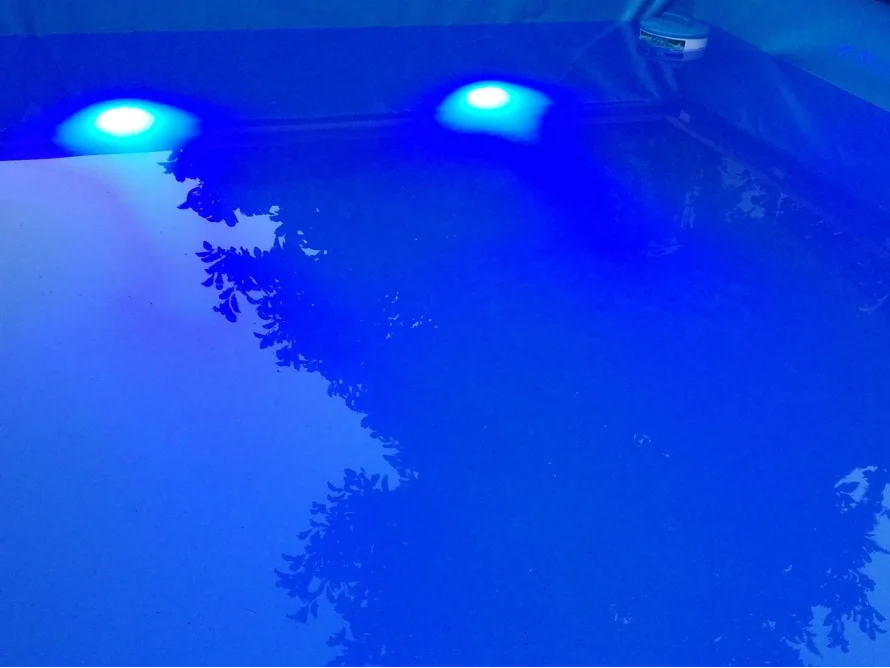 Blaues Wasser mit Lichtern