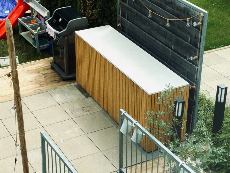 Gartenbereich mit Holzanbau und Grill
