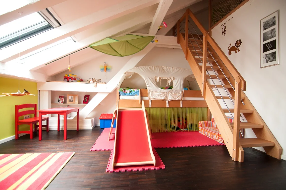 Ein farbenfrohes Kinderzimmer mit einem Hochbett und einer Rutsche.