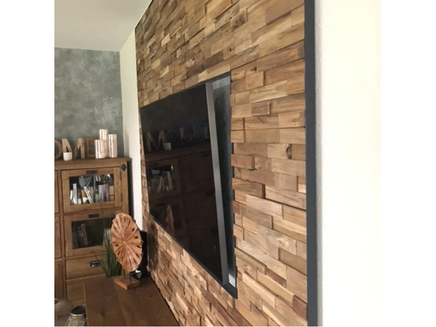 Fernseher an einer Wand mit Holzvertäfelung