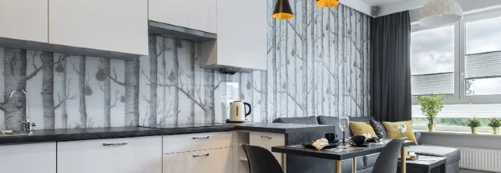 Moderne Küche mit Waldtapete und Essbereich
