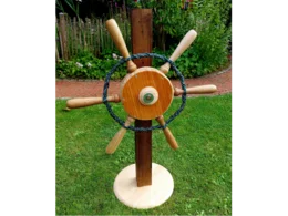Dekoratives Holz-Steuerrad im Garten