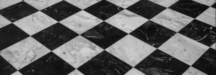 Schwarz-weißer Fliesenboden im Schachbrettmuster