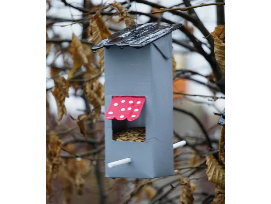 Grauer, selbstgebauter Vogelfutterhäuschen