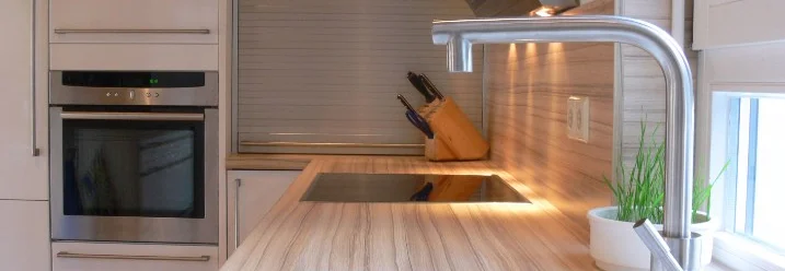 Moderne Küche mit Holzarbeitsplatte