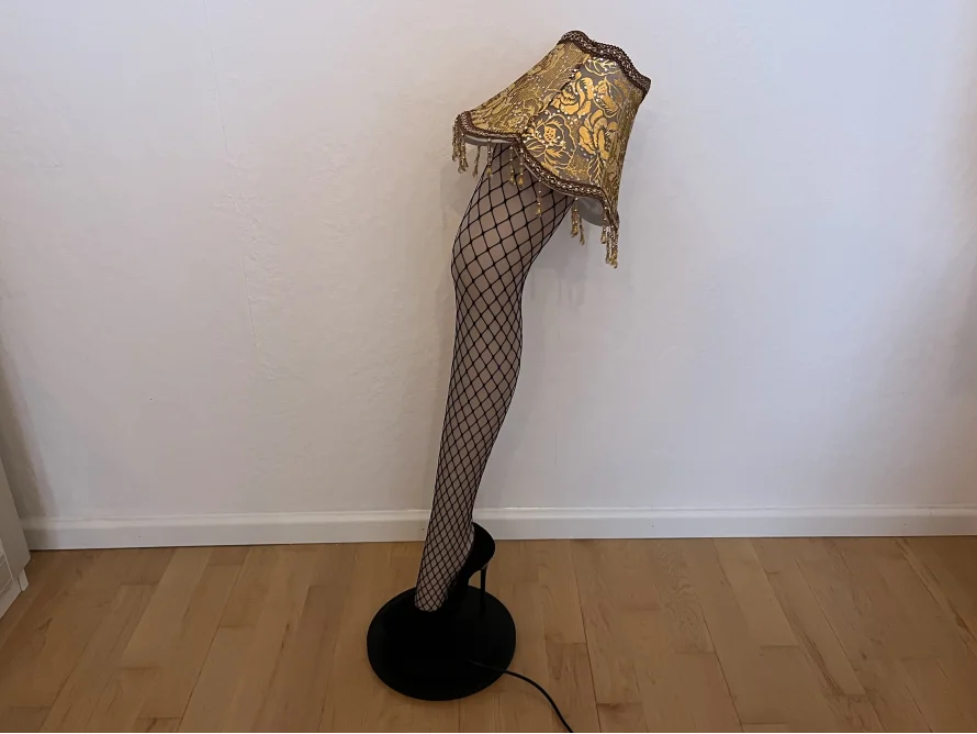 Stehlampe in Form eines Frauenbeins mit Netzstrumpf