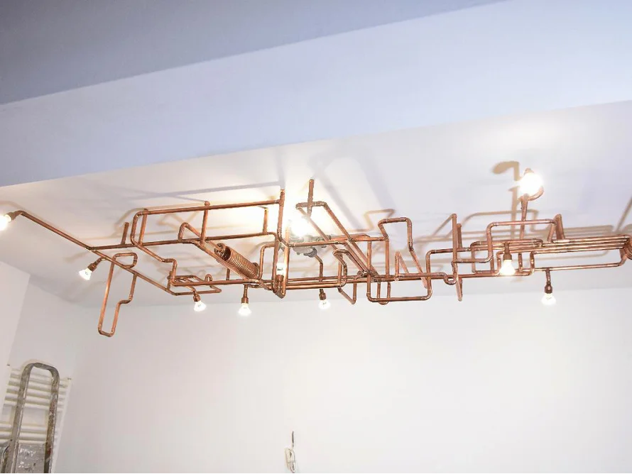 Industrielle Deckenlampe aus Kupferrohren