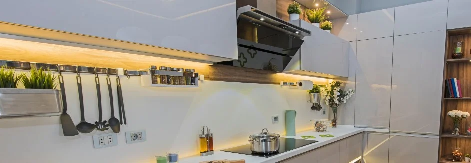 Moderne Küche mit Dunstabzugshaube
