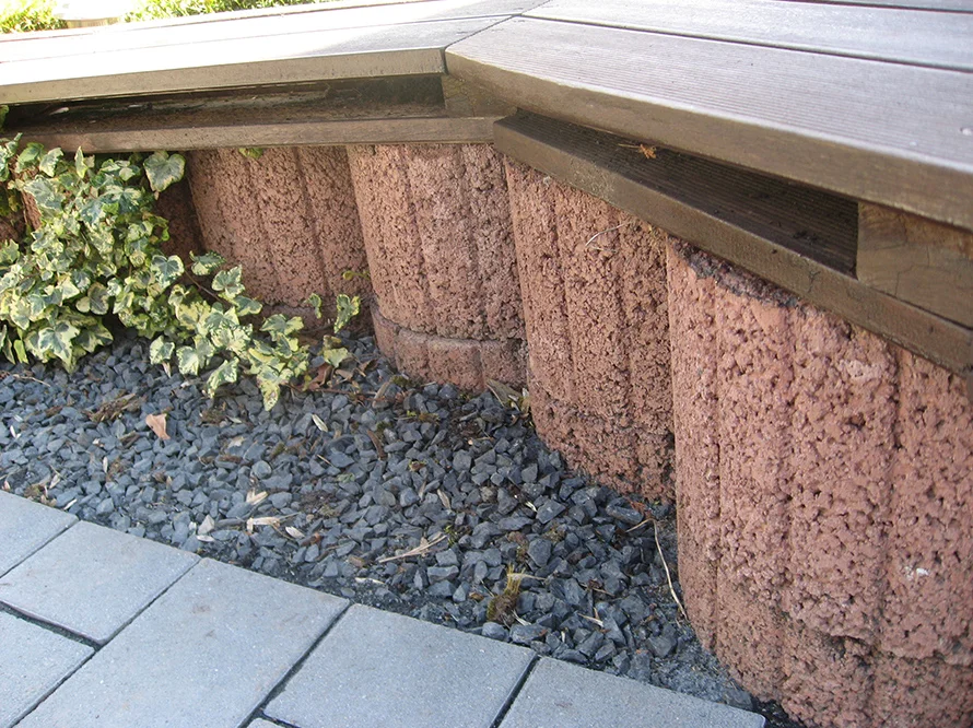 Holzterrasse mit runden Steinplatten