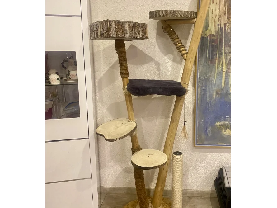 Großer Kratzbaum aus Holz mit Liegeflächen