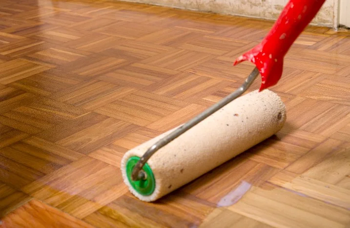 Lackrolle auf Holzboden