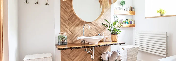 Modernes Badezimmer mit Holzelementen