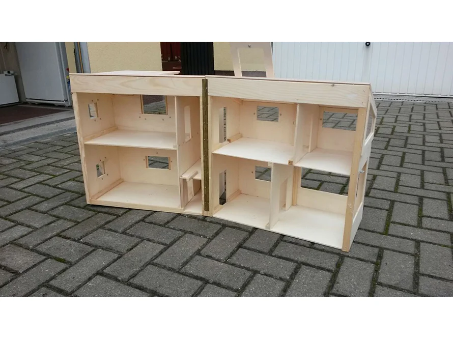 Unbehandeltes Puppenhaus aus Holz