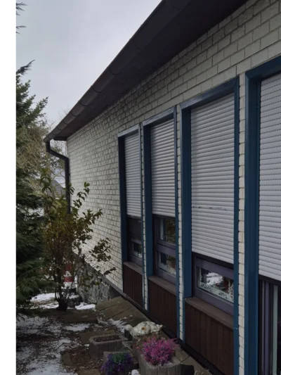 Hauswand mit Rollläden