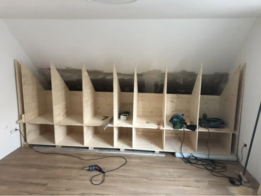 Holzregale unter Dachschräge