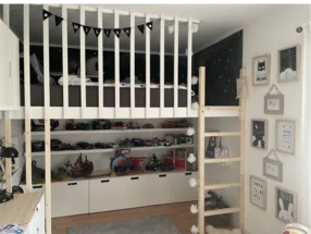 Hochbett mit Leiter und Spielzeugregal darunter