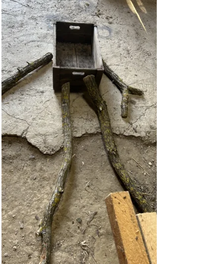 Figur aus Holzkiste und Ästen