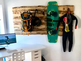 Kitesurf-Ausrüstung an Holzwand
