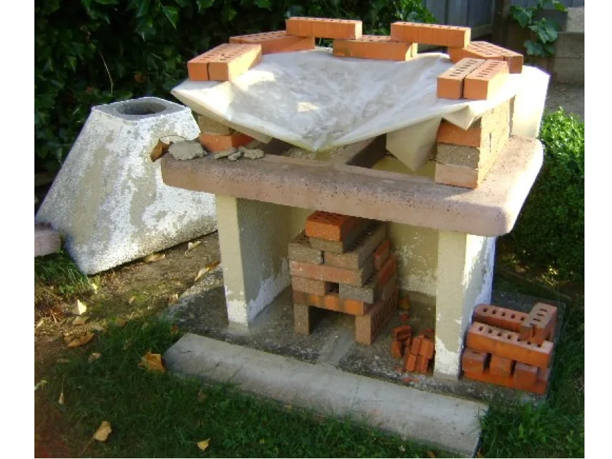 Unfertiger Pizzaofen aus Beton und Ziegeln