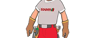 Tom, eines der beiden Maskottchen von toom (ein Bauarbeiter mit gelbem Helm und roten Haaren im Comic-Design) lacht und grüßt.
