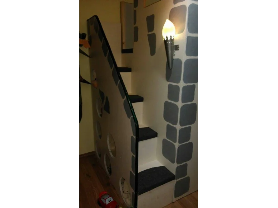 Holztreppe im Stil einer Burgmauer