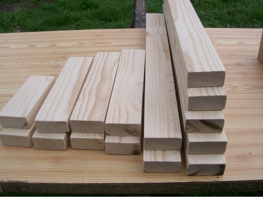 Holzbalken auf einem Tisch