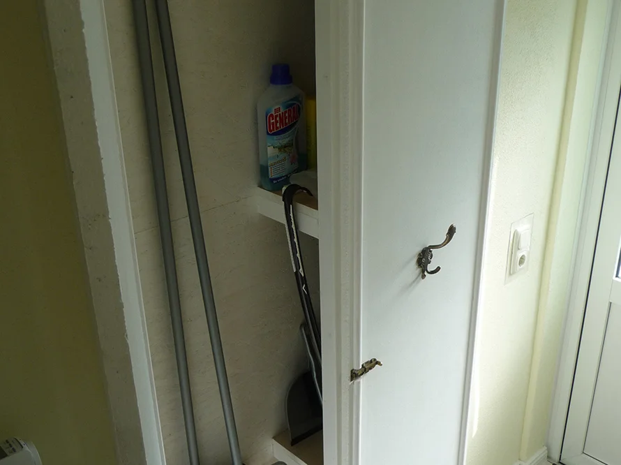 Offener Wandschrank mit Putzutensilien